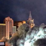 Tropicana implodiu para dar lugar ao novo estádio da MLB, marcando o fim de uma era na Las Vegas Strip