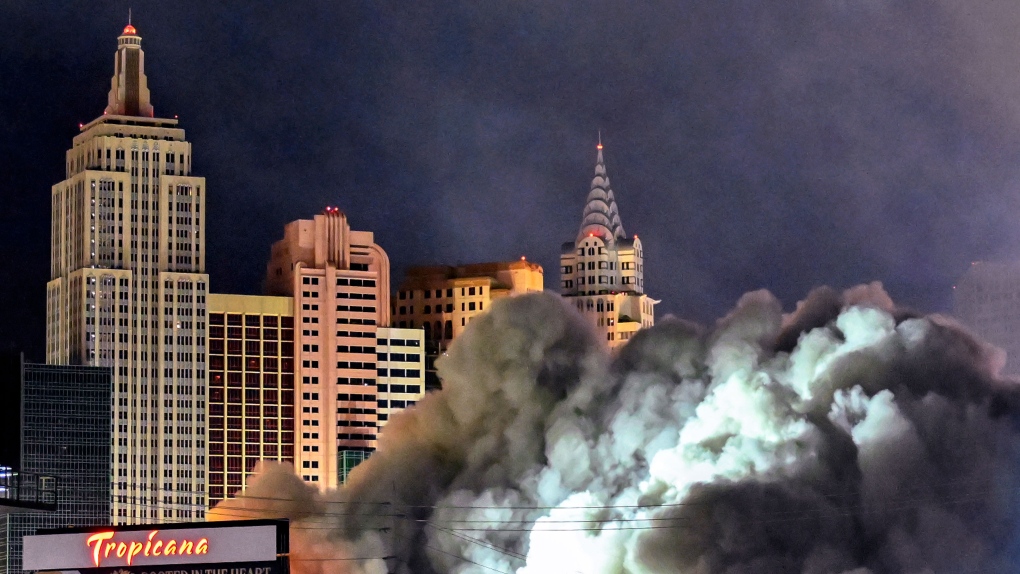 Tropicana implodiu para dar lugar ao novo estádio da MLB, marcando o fim de uma era na Las Vegas Strip